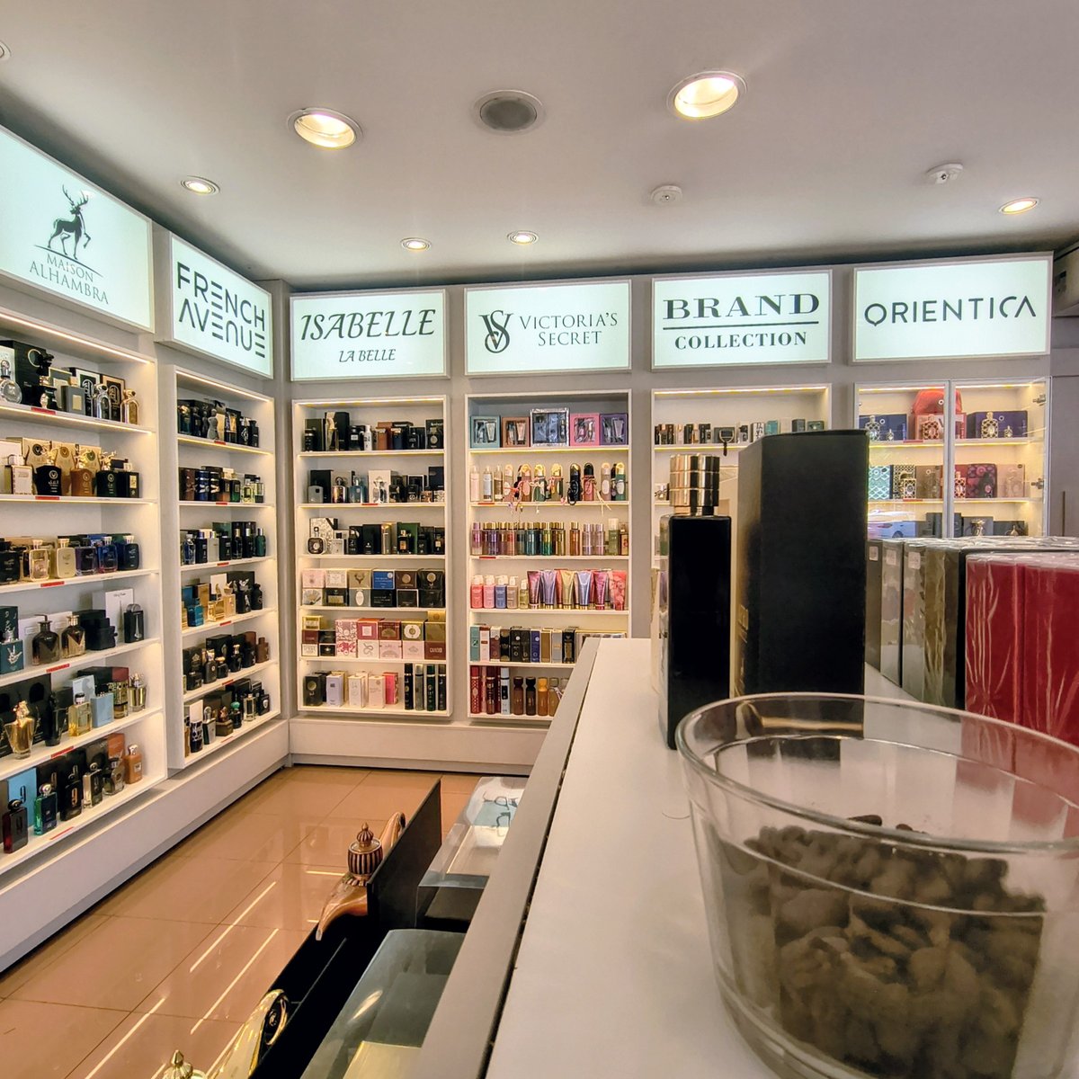 Vitrine com marcas Maison Alhambra, French Avenue, Orientica