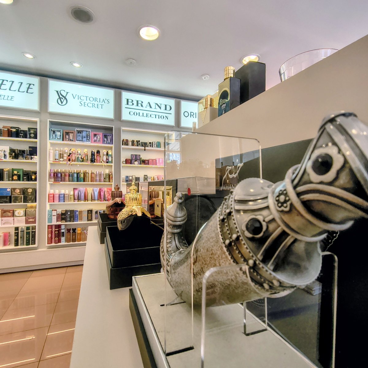Peças decorativas árabes e vitrine de perfumes