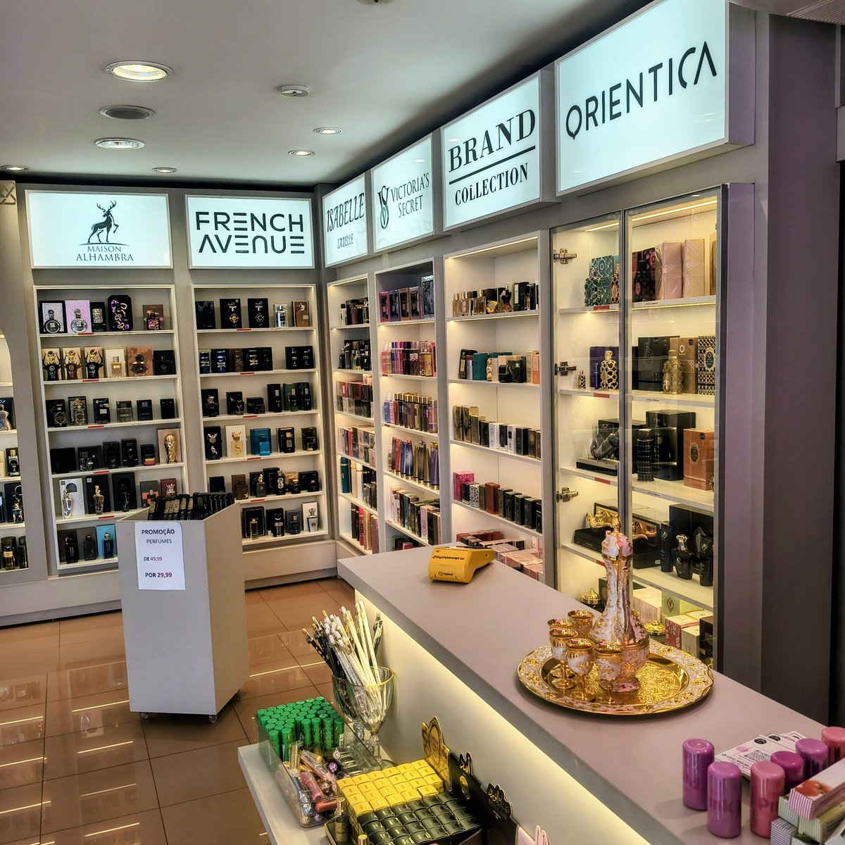 Interior da perfumaria com prateleiras iluminadas